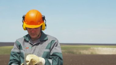 Kazan, Tataristan / Rusya - 17 Nisan 2018: Kapatılan işçi maden arama çukurunu inceliyor ve meslektaşı 17 Nisan 'da Kazan' da sürülen tarlada ölçü kutusuna örnek koydu