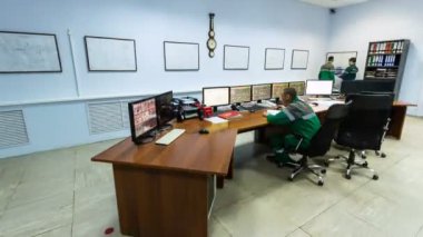 Kazan, Tataristan / Rusya - 17 Nisan 2018: Üniformalı petrokimya şirketinin zaman aşımı personeli 17 Nisan 'da Kazan' daki geniş ofiste bilgisayar başında oturuyor ve petrol işleme sistemini kontrol ediyor