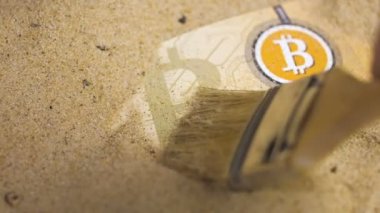 el fırça tutan ve bitcoin banknot kum gelen temizlik