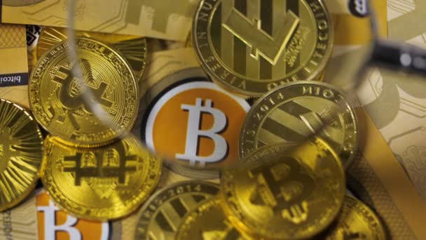 Lupa Aumento Pila Monedas Oro Bitcoin — Vídeos de Stock