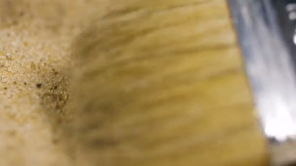 Loupe Verre Croissant Brosse Nettoyage Pièce Bitcoin Dorée Sable — Video