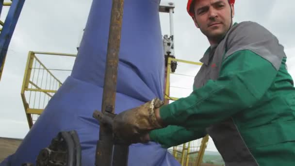 カザン タタールスタン ロシア 2018年4月17日 パイプとリグ機構の経験豊富な従業員のファスナーツールを閉じると 4月17日にカザンで油抽出のための掘削井戸を回転させます — ストック動画