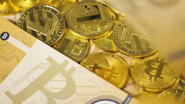 Bitcoin Bankbiljetten Vallen Stapel Van Gouden Munten — Stockvideo