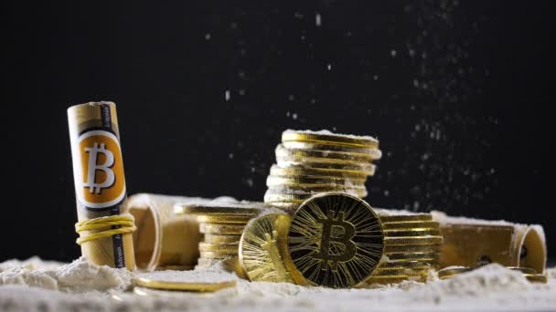 白粉落在金色比特币硬币堆上 — 图库视频影像