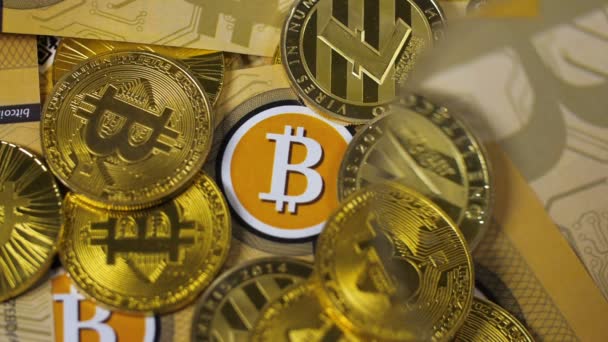 Γυαλί Μεγεθυντικός Φακός Αύξηση Σωρό Bitcoin Χρυσά Νομίσματα — Αρχείο Βίντεο