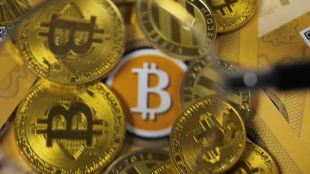 Bitcoin コインの山を増やす拡大鏡ガラス — ストック動画