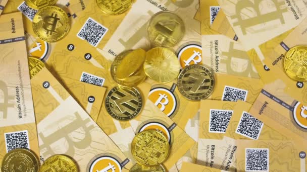 Litecoin Bitcoin Munten Model Vallen Stapel Van Bankbiljetten — Stockvideo