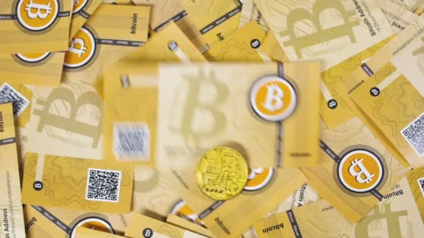  Litecoin a bitcoin model mince padají na hromádku bankovek 