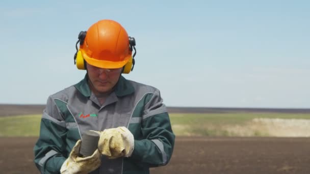 Kazań Tatarstan Rosja Kwietnia 2018 Geolog Zbliżeniowy Daje Koledze Dół — Wideo stockowe