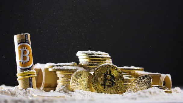 Weißes Pulver Fällt Auf Stapel Goldener Bitcoin Münzen — Stockvideo