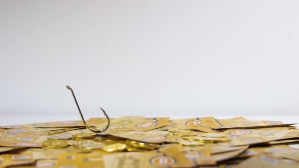 Souvenir Bitcoin Banknote Zieht Haken Über Goldmünzen Und Scheine — Stockvideo