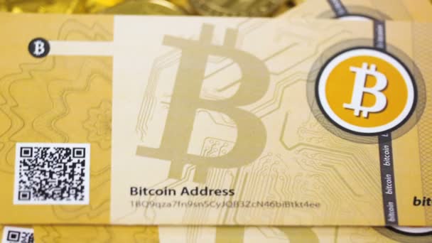 Bitcoin Sedlar Faller Högen Gyllene Mynt Och Räkningar — Stockvideo