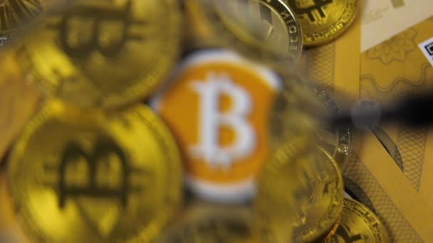 Lupe Vergrößert Haufen Goldener Bitcoin Münzen — Stockvideo