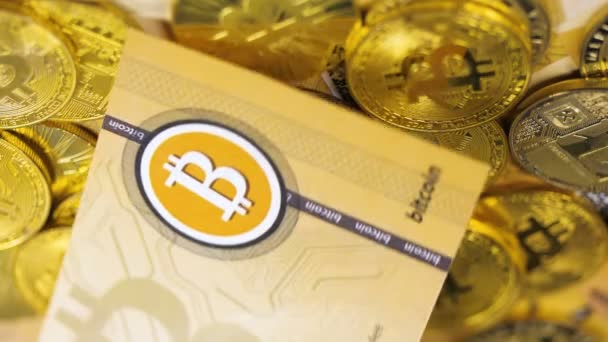 Bitcoin Χαρτονομισμάτων Που Υπάγονται Στο Σωρό Χρυσά Νομίσματα — Αρχείο Βίντεο