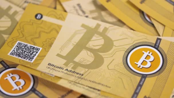 Cetak Uang Kertas Yang Dibuang Dari Model Emas Koin Bitcoin — Stok Video