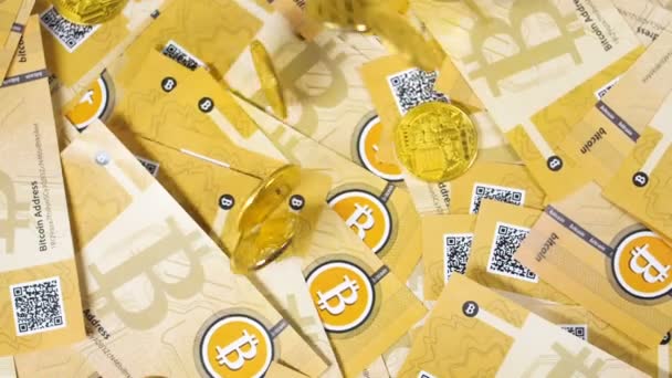 Monety Złote Bitcoin Spadające Stos Banknotów — Wideo stockowe