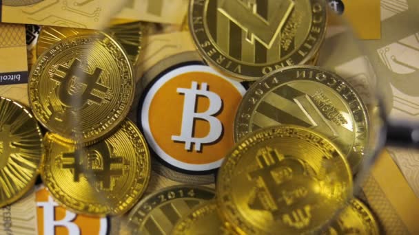 Lupa Aumento Pila Monedas Oro Bitcoin — Vídeos de Stock