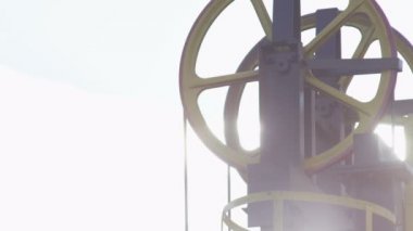 Aşağıdan karşı açık gökyüzü ve gün ışığı en iyi ve metal platformda büyük tekerlekleri ile zenginleştirilmesi çukur görüntülemek