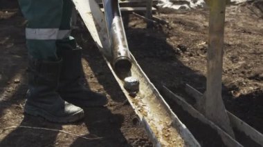 Kauçuk closeup işçi tekmeler metal boru çekiçle çizme ve sitede parçaları düşmek yere basılı