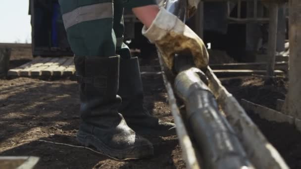 Funcionário Close Luvas Trabalho Sai Explorando Amostras Terra Tubos Metal — Vídeo de Stock