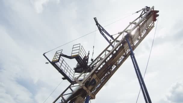 Vue Bas Courageux Employé Dans Les Travaux Casque Sur Sol — Video