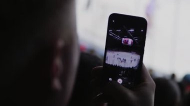 Hokey taraftarı seyirci koltuğundan oyuncuları arenada vuruyor