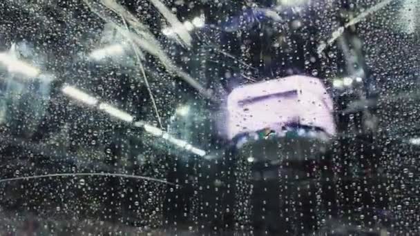 Obrazovka ukazuje hokejový zápas pohled přes štít s kapkami — Stock video