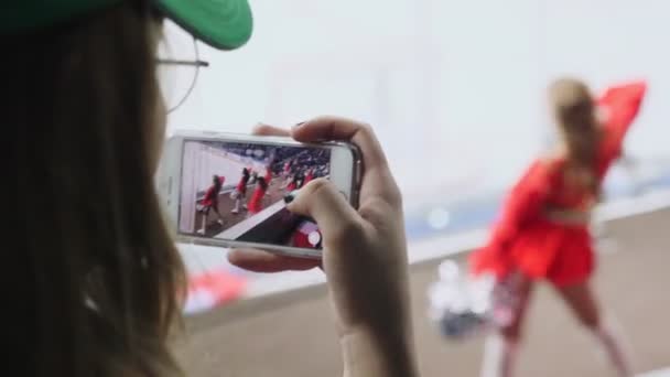 女孩用智能手机特写拍摄跳舞的啦啦队队长 — 图库视频影像