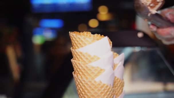 Mujer pone cucharada de helado en el cono de oblea cámara lenta — Vídeos de Stock