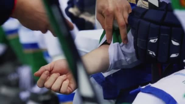 Врач распыляет травмированную руку игрока с замораживанием крупным планом — стоковое видео