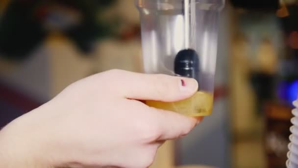 Femme remplit la tasse en plastique avec de la bière du robinet dans le bar vue de près — Video