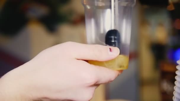 女性はビールでプラスチックカップを満たします — ストック動画