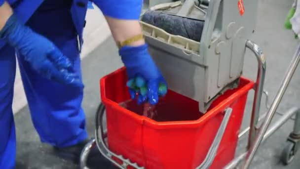 Volwassen vrouw plast spons naar reinigen poort in de buurt ijsbaan closeup — Stockvideo