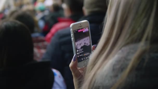 Femme tire match de hockey avec téléphone portable vue de près — Video