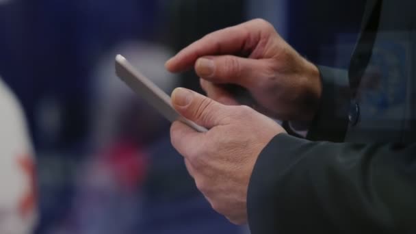 Reifer Trainer nutzt Handy in der Nähe der Eisarena — Stockvideo