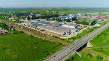 Yeşil çayırlar arasında yol kenarındaki depo kuş bakışı