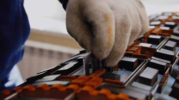 Worker puts part to roller for making ribbed toilet paper — Stock Video