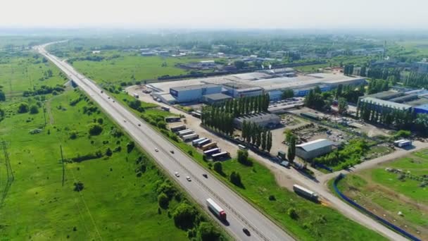 Hava güneşli olduğunda endüstriyel kompleksin yakınındaki arabalarla yol — Stok video
