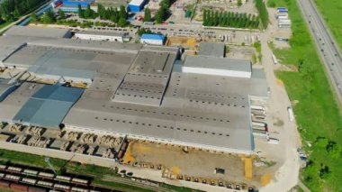 Otoyol havasında atık kağıt yığınları olan sanayi kompleksi