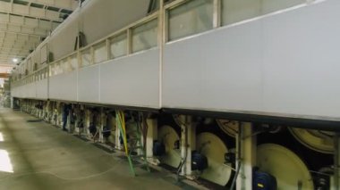Üretim hattı ve insan kontrolü fabrikada parçaları döndürüyor
