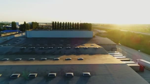 Gün batımında yükleme kamyonlarıyla ambarın üstünde hava hareketi — Stok video