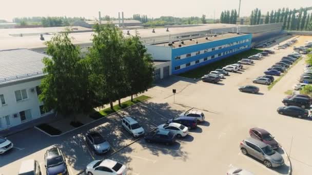 Automobily v blízkosti továrny kancelář a výstavba na slunečný den vzduchu — Stock video
