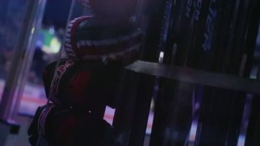 Buz arenasının yakınında sergilenen hokey sopaları ve eldivenleri