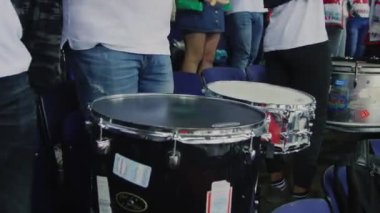 Hokey taraftarları yarışmada davul destek takımı çalıyorlar