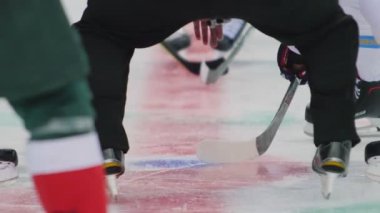 Hokey oyuncuları maçta buz arenasında puck için dövüşmeye başladı
