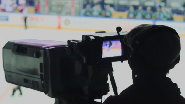 Cameraman films partido intenso de hockey en pista de hielo grande — Vídeo de stock