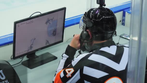 Hockey rechter horloges wedstrijd in kantoor in de buurt van ice arena achterkant — Stockvideo