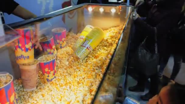 Seller gives popcorn to client in fastfood cafe slow motion — Stock Video
