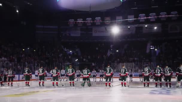 Equipos de hockey sobre hielo enfocan cambios para difuminar cámara lenta — Vídeos de Stock