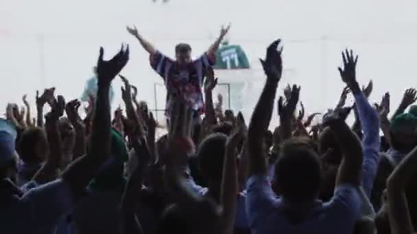 Hoki rajongók tapsolnak egymás után vezető után az intenzív meccsen — Stock videók